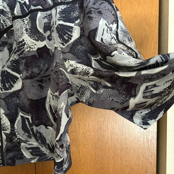 Lululemon men's shorts - Picture 3 of 4